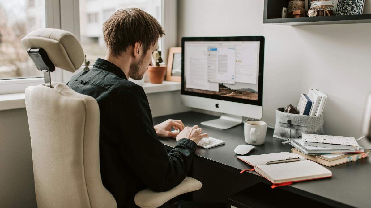 Homme à son bureau et devant son ordinateur qui travaille à son domicile