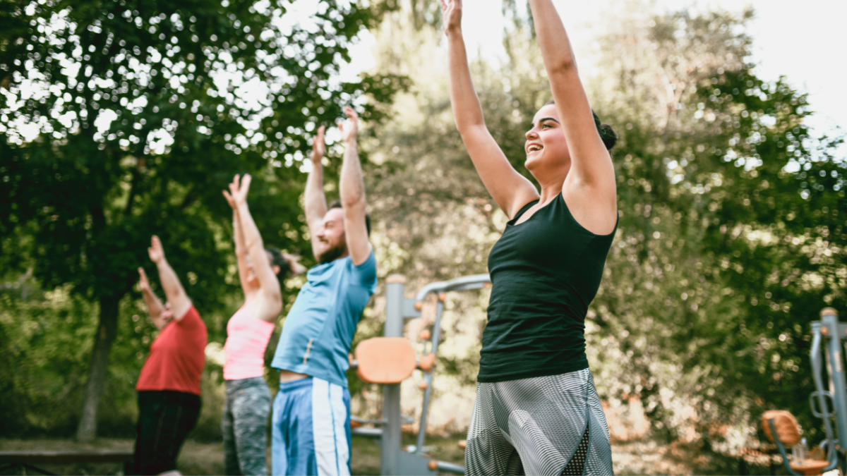 2 femmes et 2 hommes en train de faire une séance de sport en extérieur