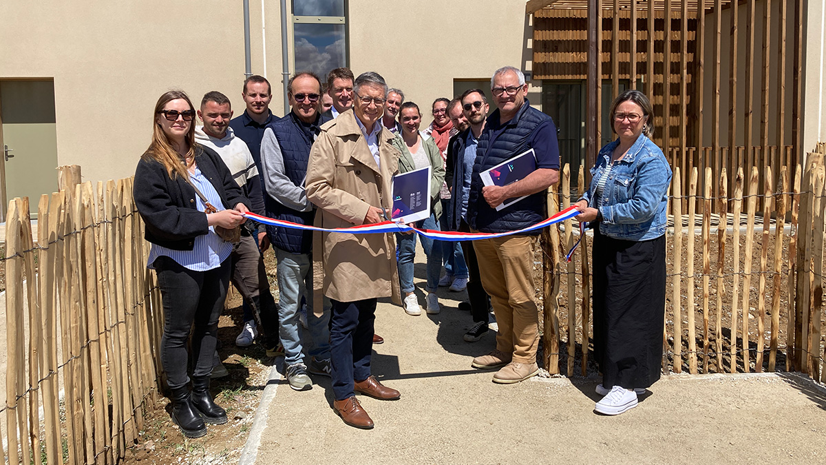Coupure du ruban pour la remise de clés dans la ZAC du Grand Clos à Saint-Melaine-sur-Aubance