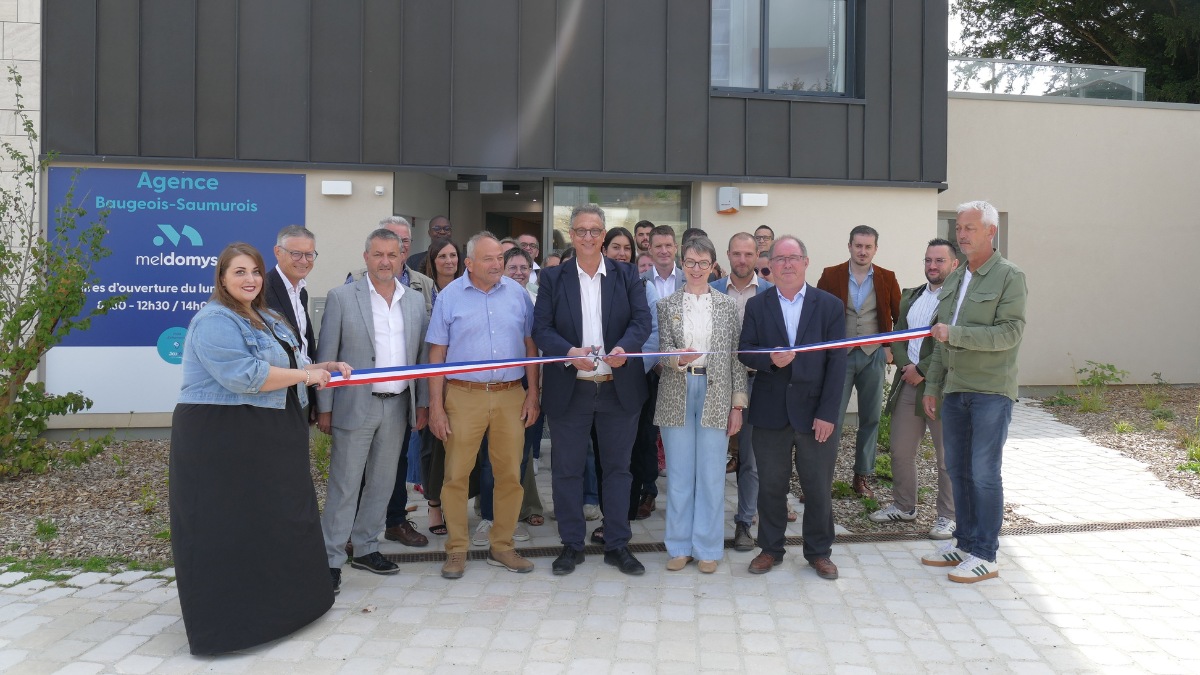 Collaborateurs Meldomys et élus en train de couper le ruban pour l'inauguration de la nouvelle agence Baugeois Saumurois à Doué-en-Anjou
