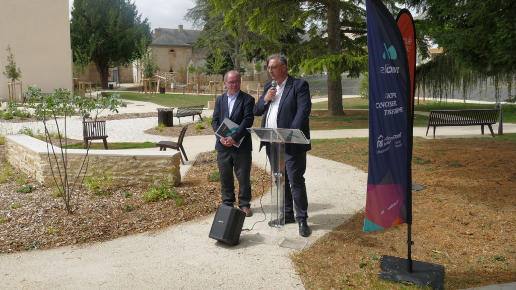 Bruno Cheptou et Alain Maingot lors du discours pour l'inauguration de la nouvelle agence Baugeois Saumurois à Doué-en-Anjou