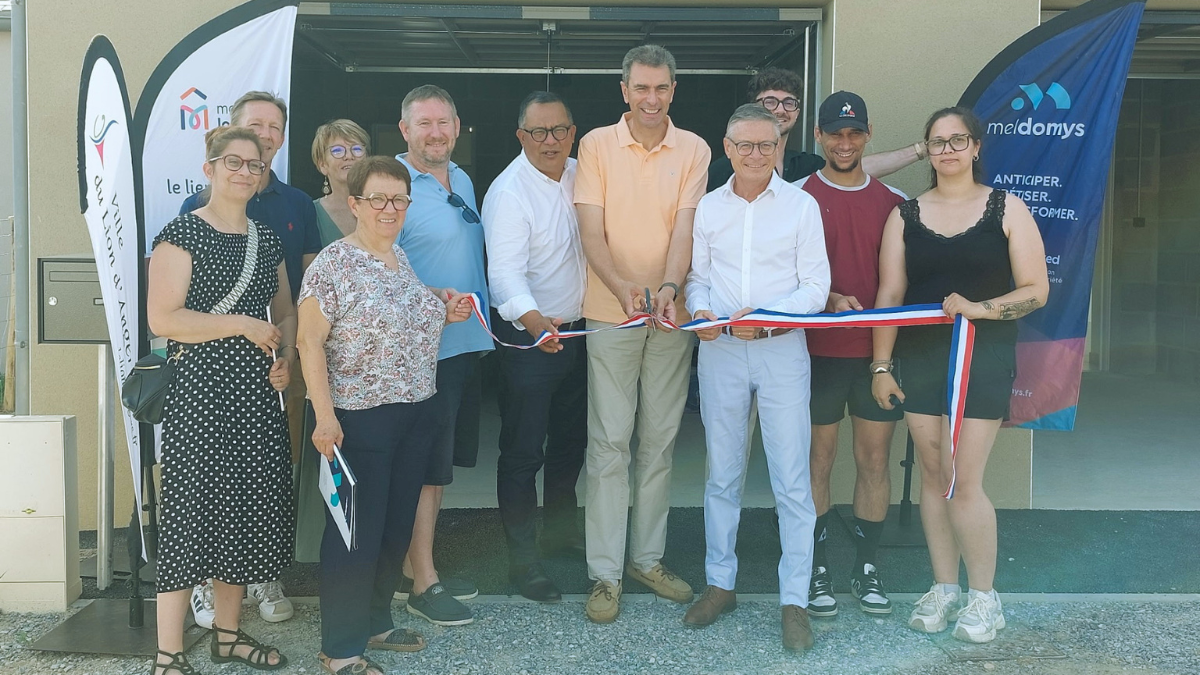 Photo de groupe lors de la remise de clés de 4 maisons individuelles du lotissement Revion au Lion d'Angers
