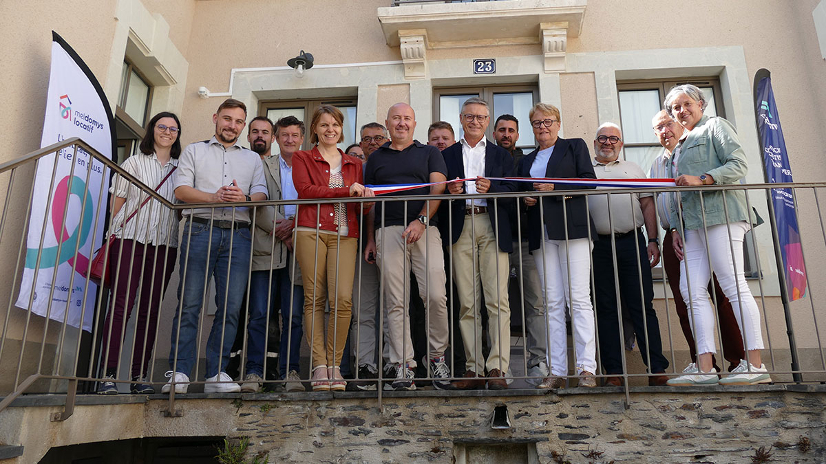 Photo de groupe lors de la remise de clés de 4 logements collectifs à Segré