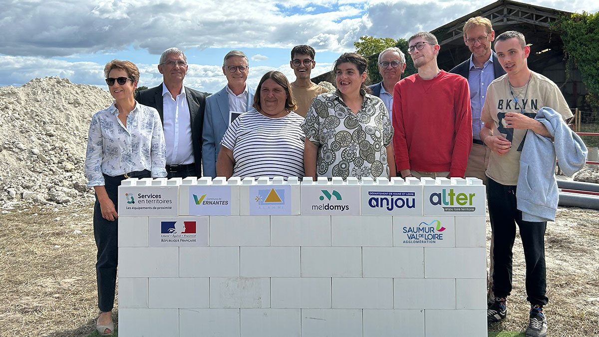 Photo de groupe lors de la pose de première pierre d'un foyer de vie à Vernantes