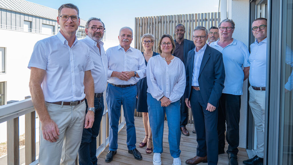 Photo de groupe lors de la remise de clés de 21 logements en résidence seniors et 22 logements collectifs à Sainte-Gemmes-sur-Loire