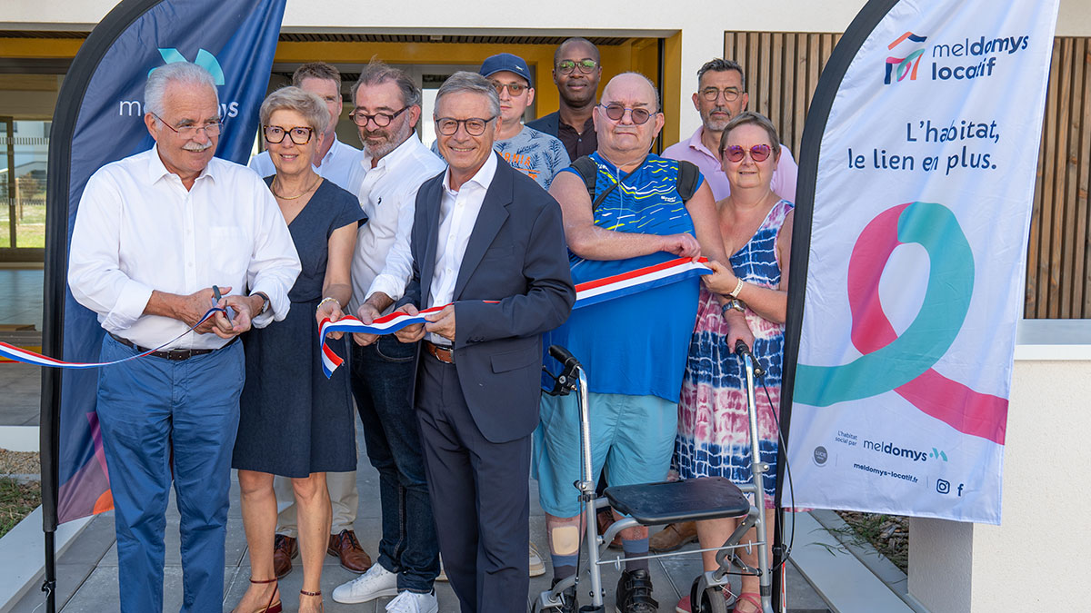 Photo de groupe lors de la remise de clés de 21 logements en résidence seniors et 22 logements collectifs à Sainte-Gemmes-sur-Loire