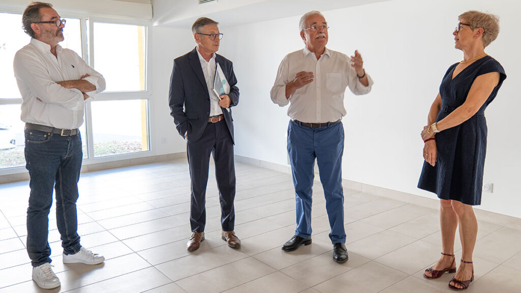 Photo de groupe lors de la remise de clés de 21 logements en résidence seniors et 22 logements collectifs à Sainte-Gemmes-sur-Loire