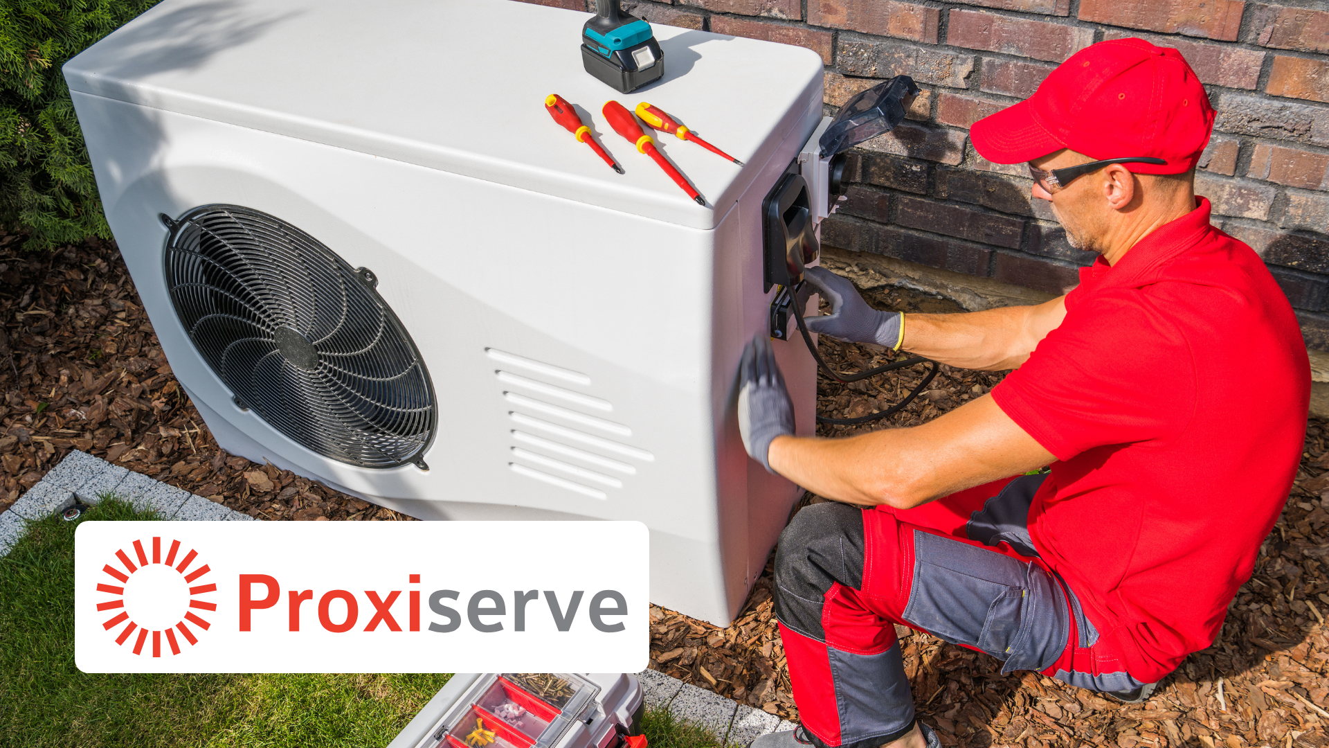 Agent Proxiserve en train de faire de la maintenance sur un module extérieur