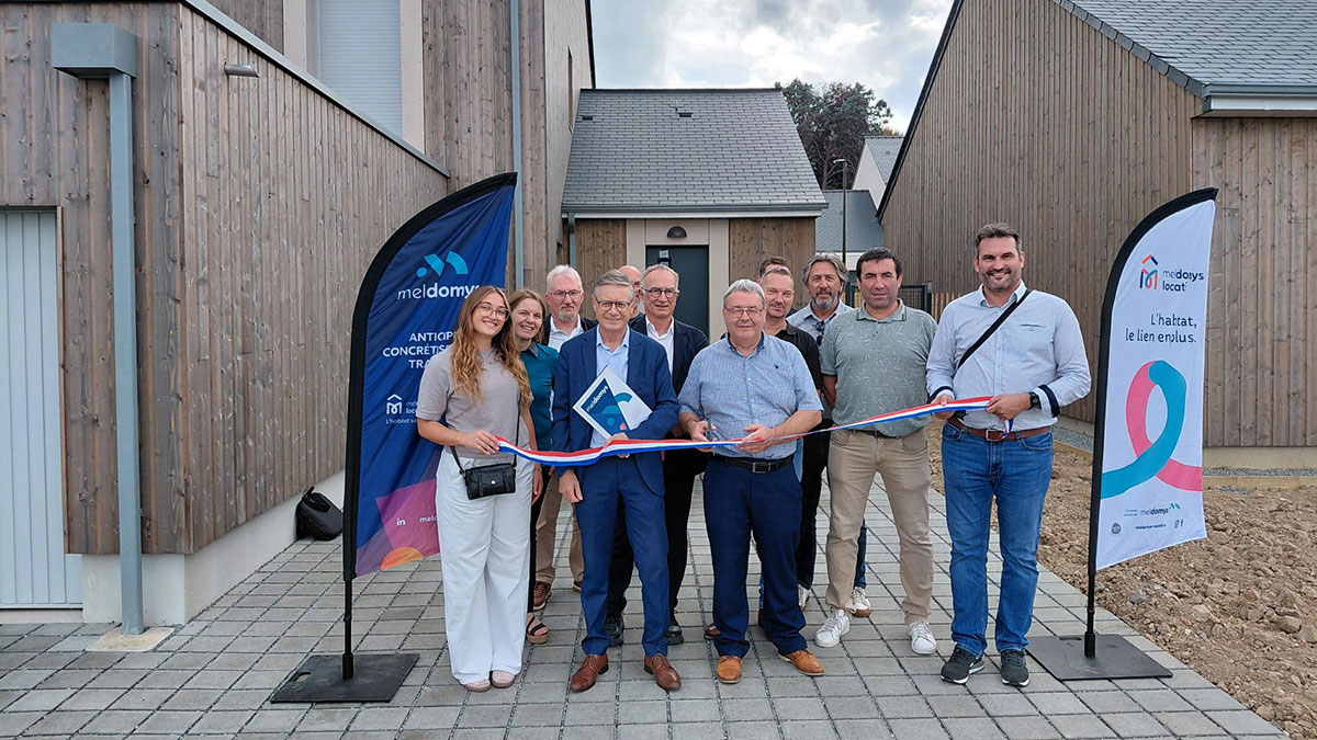 Photo de groupe lors de la remise de clés de 7 logements individuels à Combrée