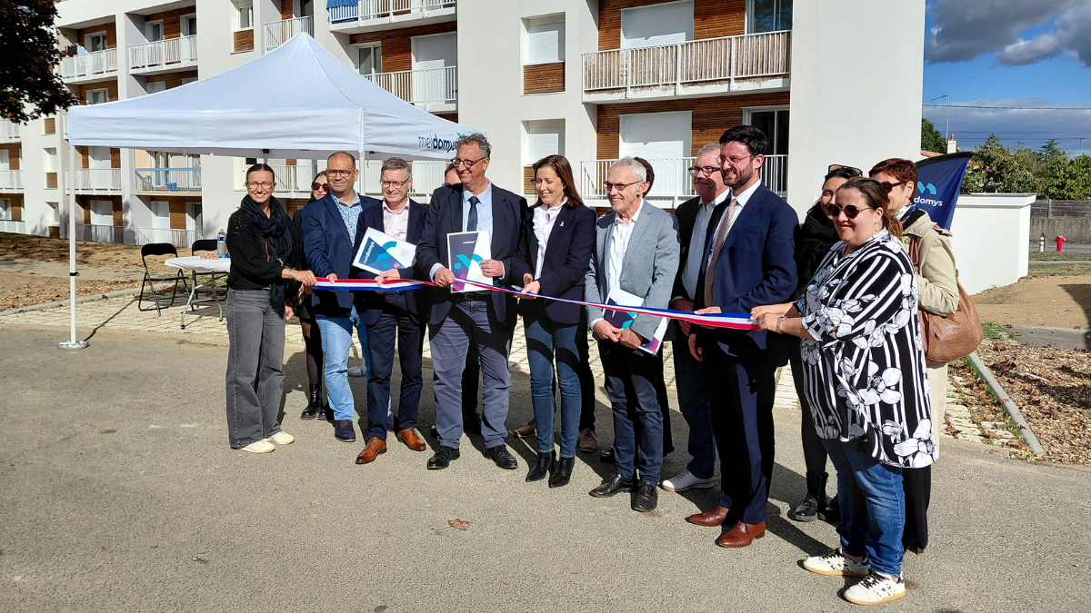 Photo de groupe lors de l'inauguration de 40 logements collectifs et 13 logements individuels au May-sur-Èvre
